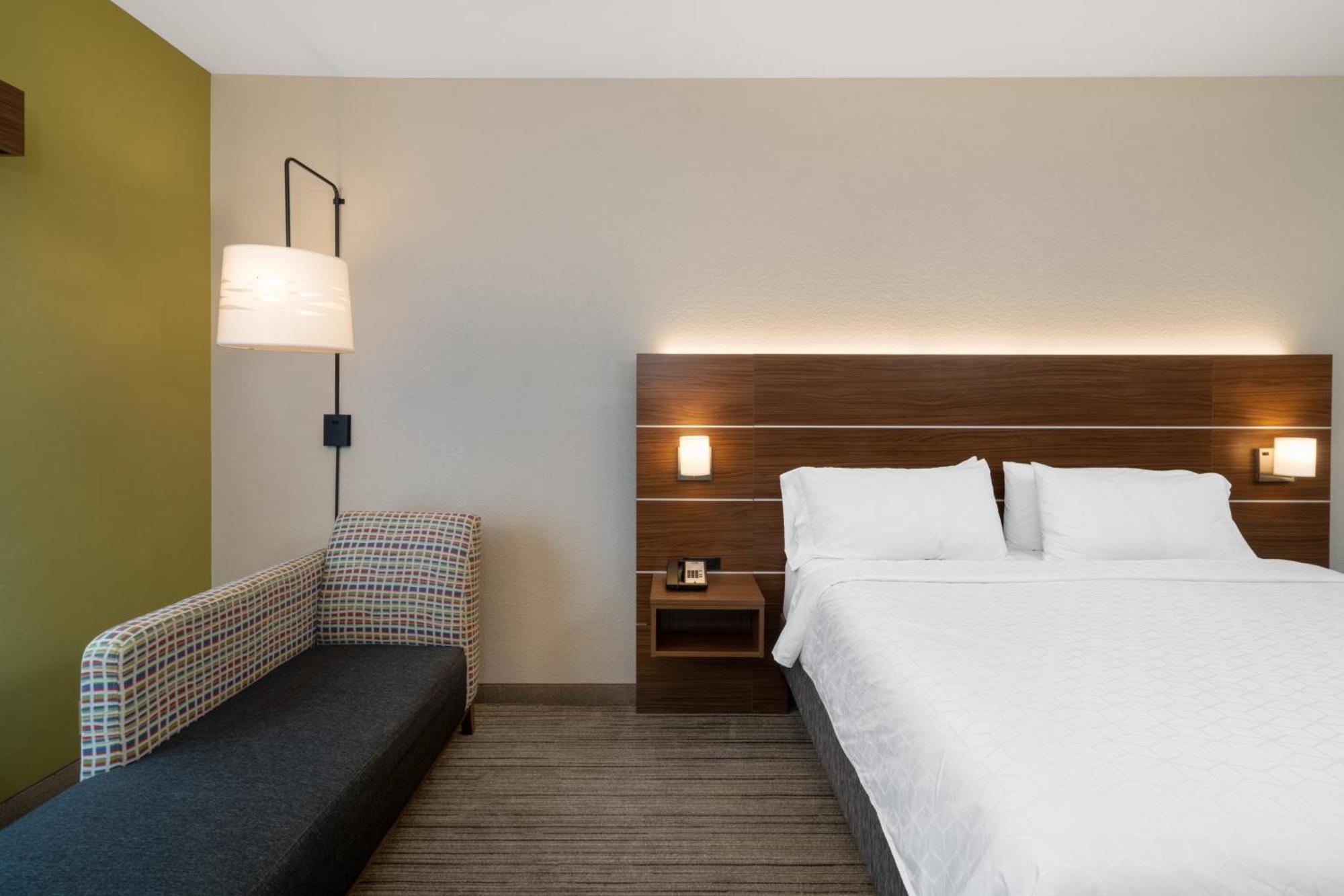 Holiday Inn Express Hotel & Suites Talladega By Ihg Exterior photo